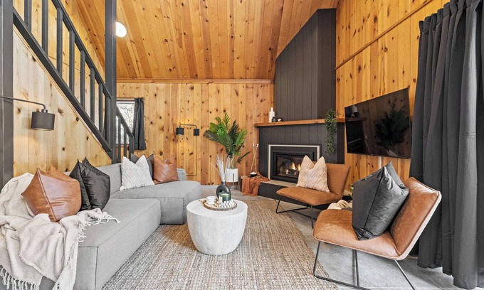 East Kootenay Cabin | The Matterhorn | Hot Tub | Mountain Views | BBQ |