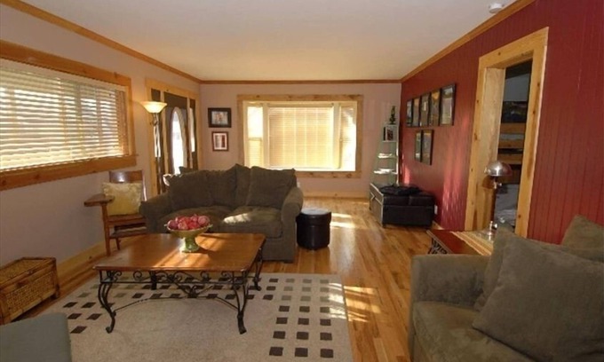 McCloud House | The McCloud Vacation Home on Mt. Shasta Sleeps 10+, Free Wifi