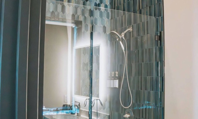 Leitchfield Apartment | The McKinzie Penthouse! newly renovated 2-King bedroom/2-bathroom.