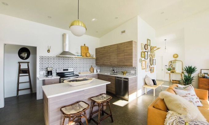Wellington House | The Meadow House PEC: A Modern Oasis surrounded by wineries w/patio & fireplace