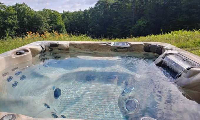 Otis House | The Meadows House @ Otis Ridge w/7-person hot tub