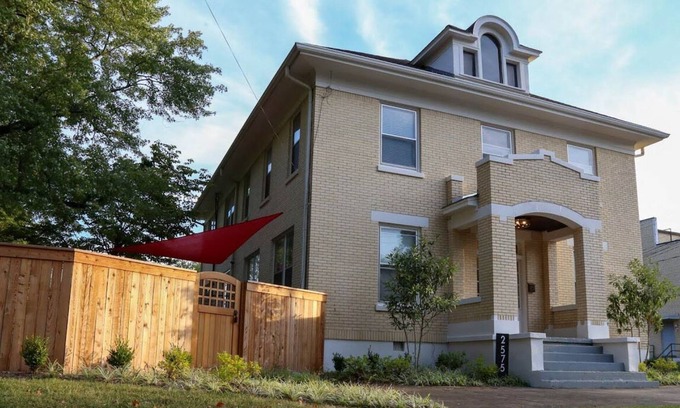 East Memphis House | The Memphis Abbey - Pool + Outdoor Kitchen + Fire Pit + 7BR