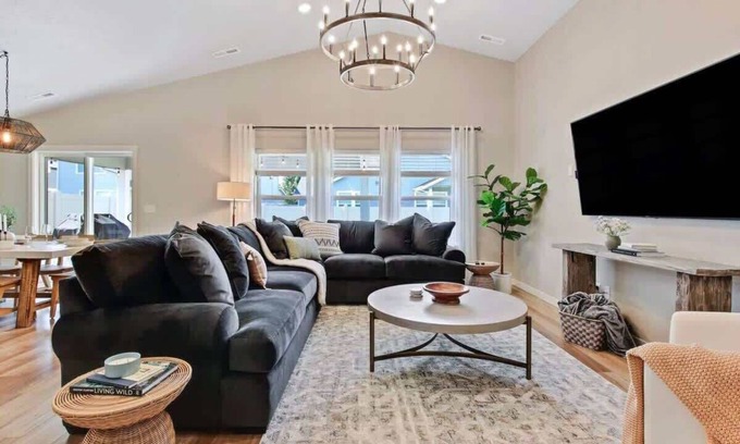 Meridian House | The Meridian Manor | Private 4 Bedroom Home