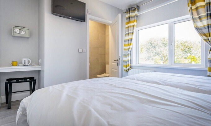 Tramore Apartment | The Metal Man Room (@BurrowLodge)