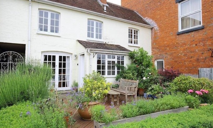 Tisbury Cottage | THE MEWS COTTAGE, pet friendly, with open fire in Tisbury, Near Bath