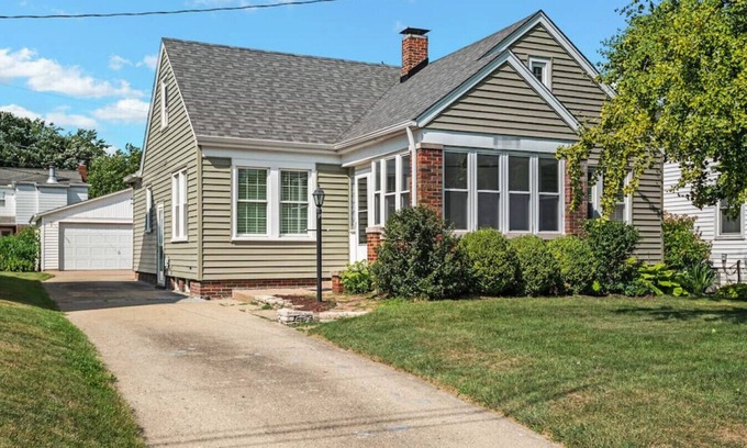 Peoria House | The Midcentury Cottage - Spacious 2BD w/KING bed