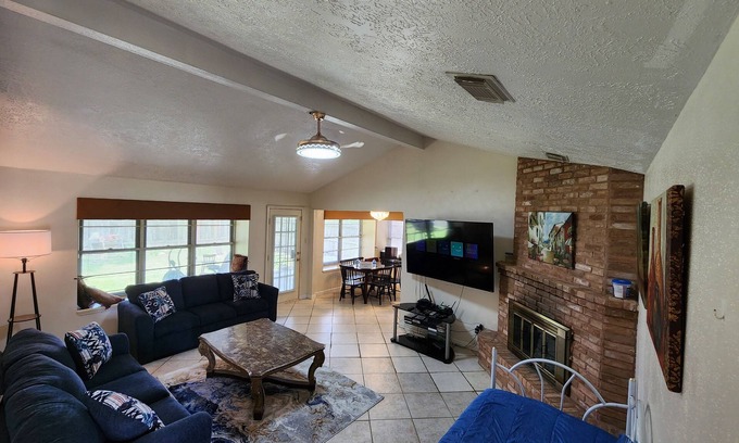 La Porte House | The Middle of EVERYWHERE. 30 min or less to Med. Center, Galleria, Kemah, Nasa