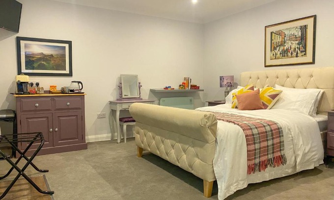 Macclesfield Bed & Breakfast | The Midway