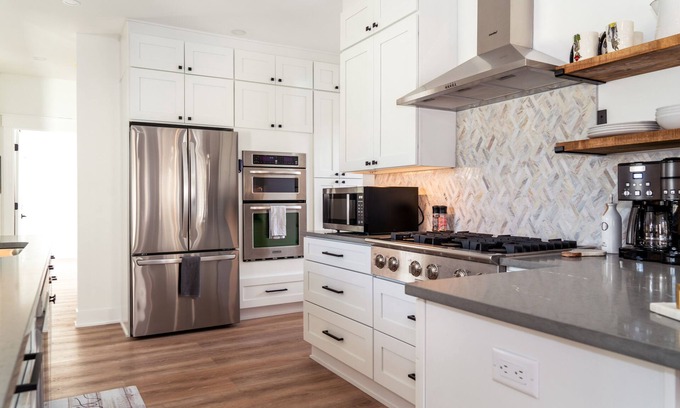 Williams Bay House | The Milky Way – Chic 3 BDR Williams Bay Retreat! 5 Min to Lake, Shopping, Dining