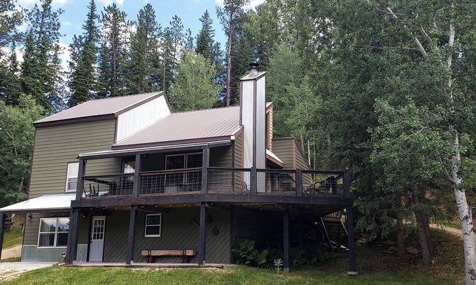 Deadwood House | The Mineshaft - Secluded Cabin with Trailer Parking