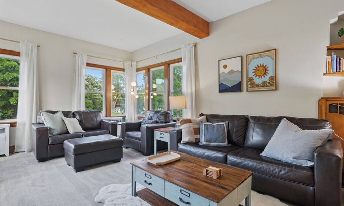 St. Anthony Park House | THE "MINNE" CASTLE~Pool~Hot tub~Bar~Sauna~Arcade!