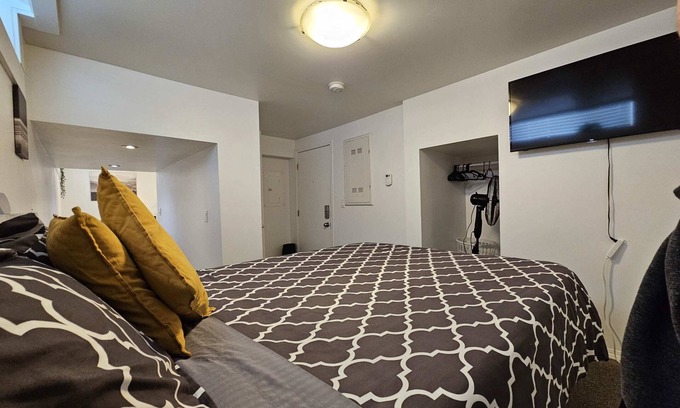 Moose Jaw Apartment | The MJ Tunnel! Renovated Suite, WiF, Parking