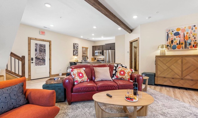 Hollister Cabin | The Mod Lodge-Private Hot Tub&Firepit-Near TableRock-Free Daily Tickets-Community Indoor Pool & More