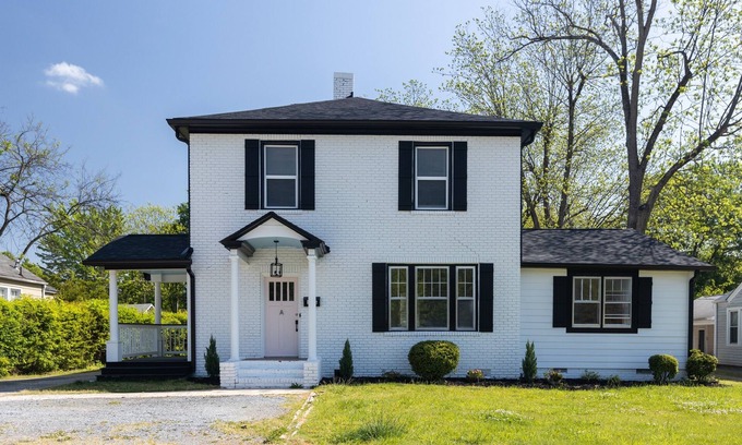 Rock Hill House | The Modern Classic | 4Bd/3Bth Home | Sleeps 10
