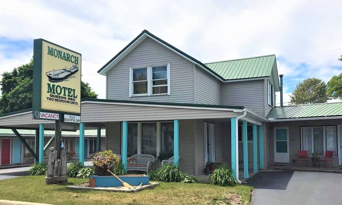 Cheboygan Hotel | The Monarch Motel
