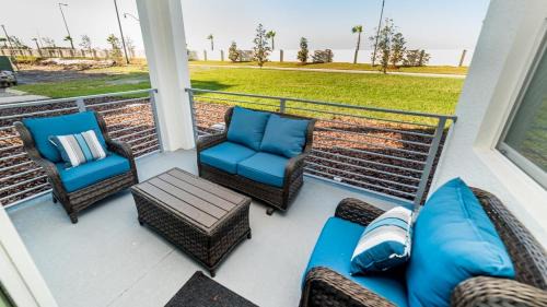 Bay Lake Apartment | The Monochrome