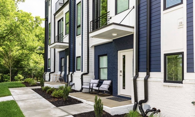 Cleveland Park House | * The Monty5* 7 minutes from downtown-2 car garage *Roof Top PTO W fire pit &TV