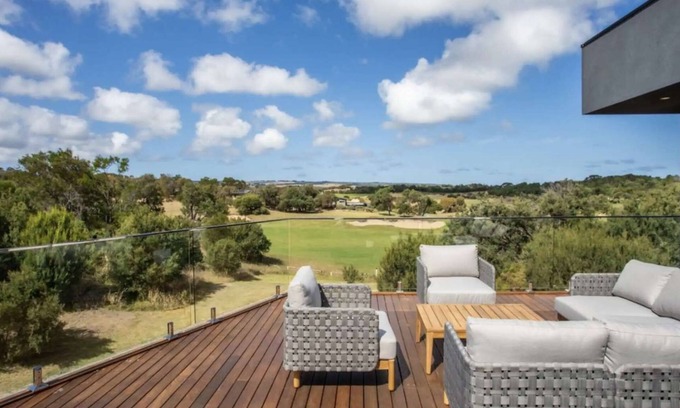 Fingal House | The Moonah Residence - Luxury 6 Bedroom Private Residence overlooking Moonah Links
