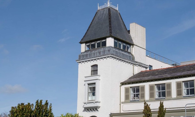 Deganwy Apartment | THE MOORINGS, country holiday cottage, with a garden in Deganwy