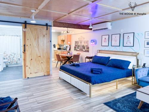 Downtown Memphis Apartment | The Moose #4 - Elvis Presley King Suite with Free Parking and WIFI