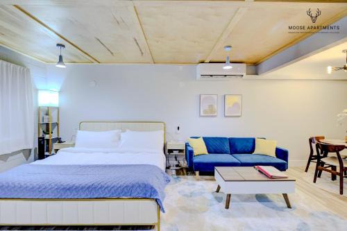 Downtown Memphis Apartment | The Moose #5 - Modern Comfy Studio with King Bed, Free Parking & Fast WiFi
