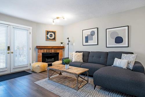 Collingwood House | The Moose Lodge - Modern Condo in Collingwood