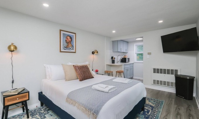 Old Mystic Apartment | The Morgan Studio · Near Mystic, Casinos + USCGA