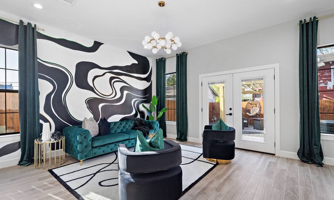 Greater East End House | THE MOSAIC - DOWNTOWN - SLEEPS 10 - OUTDOOR PATIO