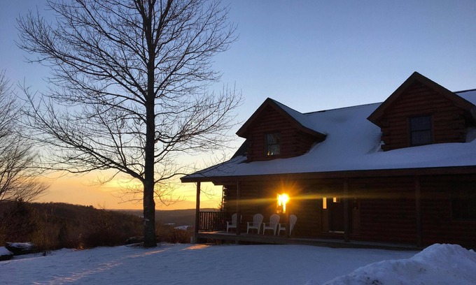 Hartwick Cabin | The MOST private, beautiful Log Home for up to 12 guests. 10 min to Dreams Park