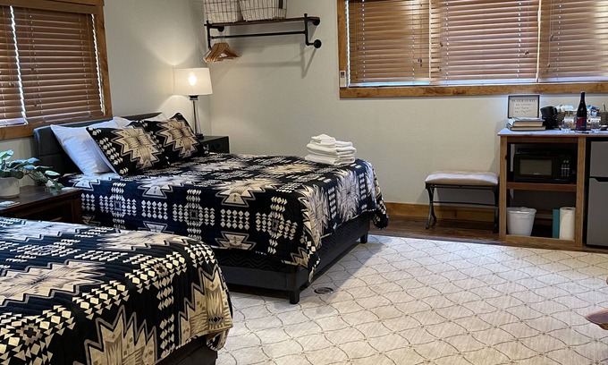 Ennis Apartment | The Mountain View Suite