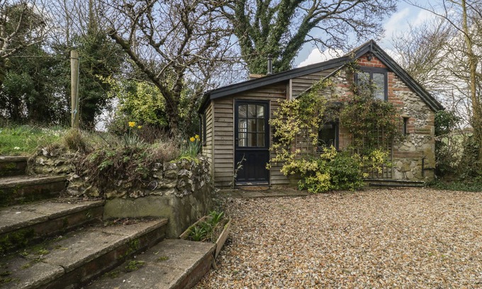 Winterborne Whitechurch Cottage | THE MOUSE HOUSE, pet friendly, with a garden in Milton Abbas