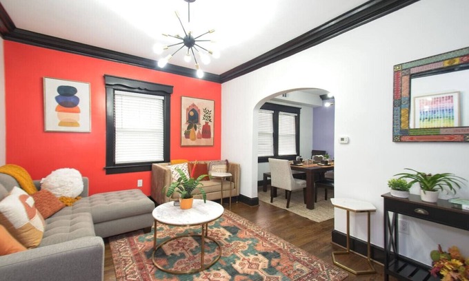 Fifeville House | The Navel Nalle: Downtown Bungalow, Patio, Parking