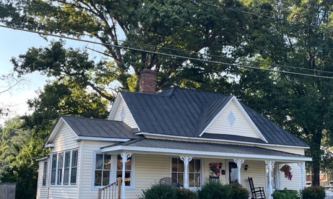 Jonesville House | The Nellie House. An historic cottage in the Heart of Elkin