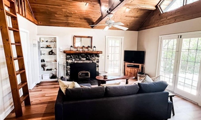 Idyllwild Cabin | The Nest: Serene Sanctuary w Hot Tub, Fireplace, Grill, Hammock, Outdoor Fire Fe