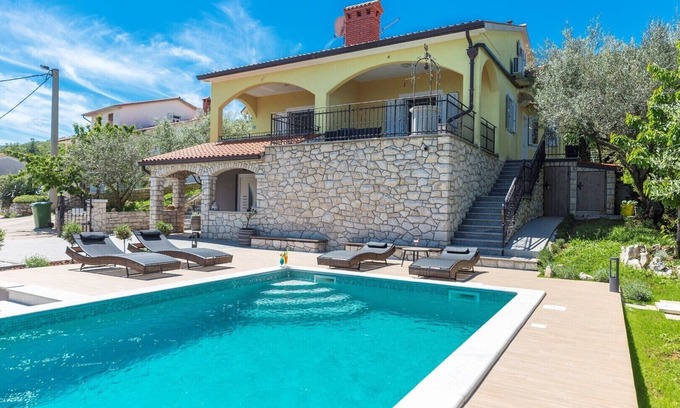 Drenje House | The new holiday home with modern furnishings and a beautiful view of the sea