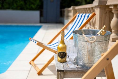 Box Apartment | The New School Rooms - Beautiful, Georgian Apartment with Private Heated Pool and Hot Tub Sleeps 12 with Wifi and Parking near Bath