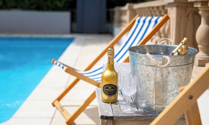 Box Apartment | The New School Rooms near Bath - sleeps 10. Hot tub, Swimming pool ,Wifi, dishwasher, pool table