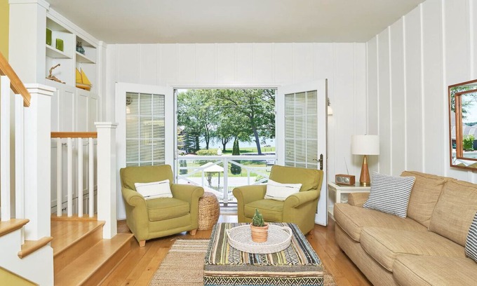 Holland Ski Chalet | "The Newport" at The Beach House at Lake Street Luxury Townhome, Pool, Hot Tub, Golf Membership, Near Lake and Beaches