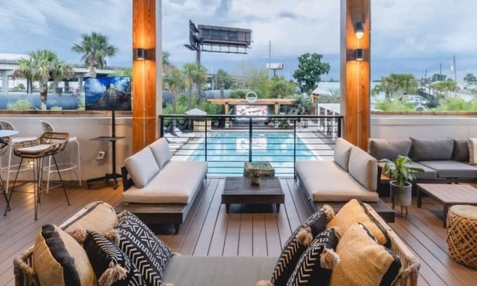 Harleston Village Bed & Breakfast | The Nicholas Veranda King Suite - Steps to King