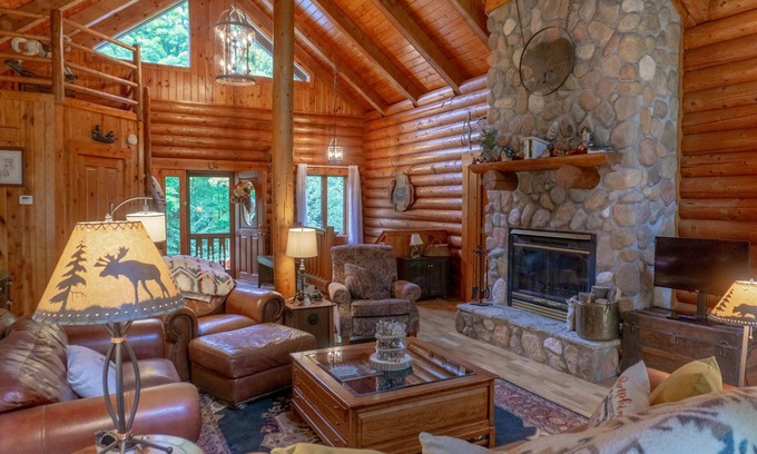 Gaylord House | The Nodding Bear - Spacious Log Cabin