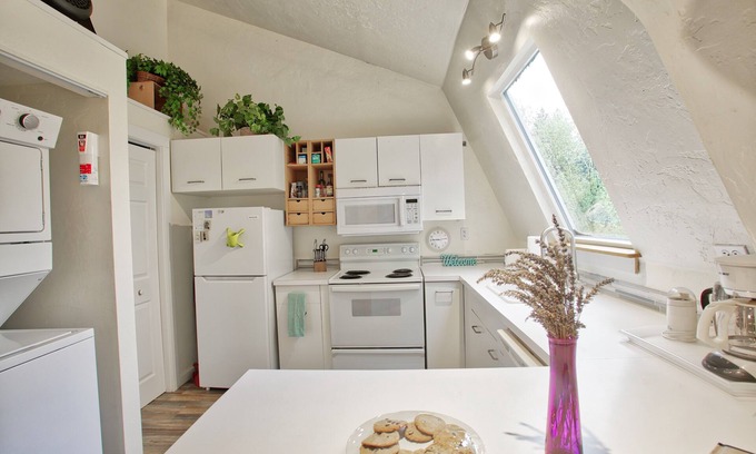 Coeur d'Alene House | The Nook – Cozy Retreat with Meadow Views, Firepit & Just 10 Minutes from CDA