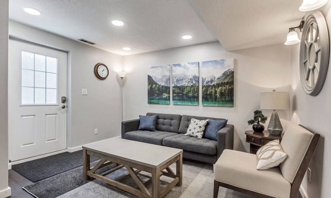 Lakeview Apartment | The Nook – Stylish Basement Stay - Waffles too!