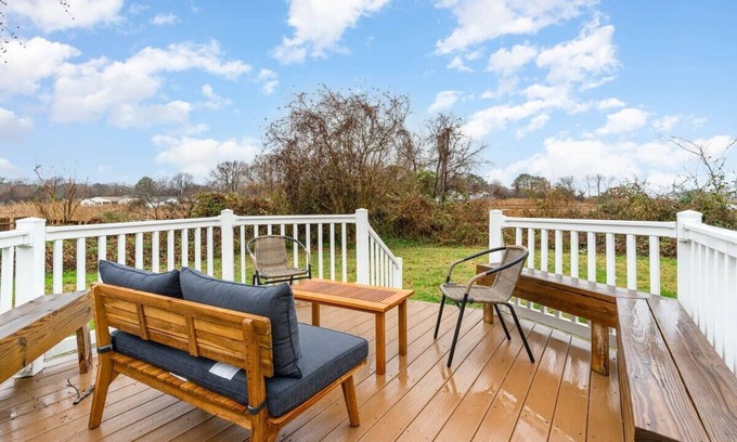 Buckroe Beach Apartment | The North Hampton Suite A /3 minute walk to beach