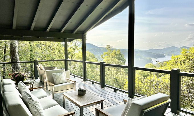 Glenville House | "The Nut House" Long Range Views & 5 Minutes to Cashiers Crossroads