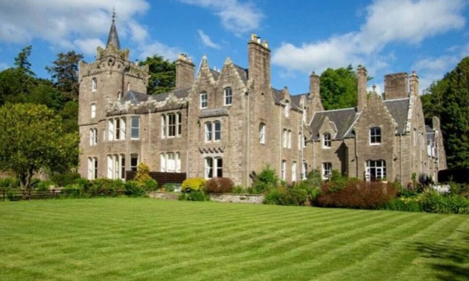 Kirriemuir Apartment | The Nutcracker Suite