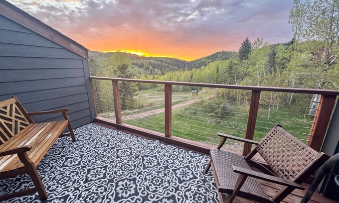 Lutsen House | The Oak Cottage Ski in out Pool Hot Tub Views of Lutsen Mtn