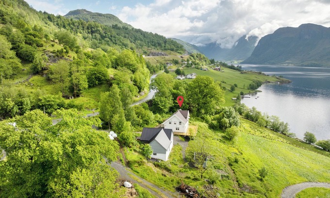 Etne House | The Oak Courtyard - Charming 3-bedroom estate in Etne, Vestland
