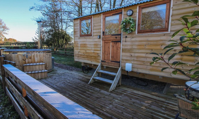 Whitchurch Cottage | THE OAK HUT, pet friendly, with hot tub in Whitchurch