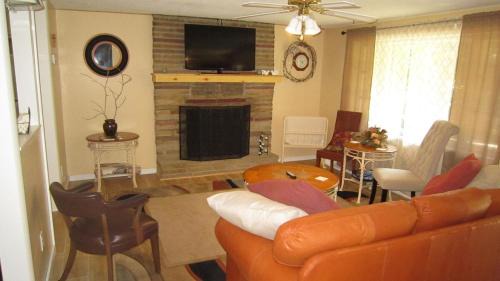 White Cottage House | The Oak Ridge House