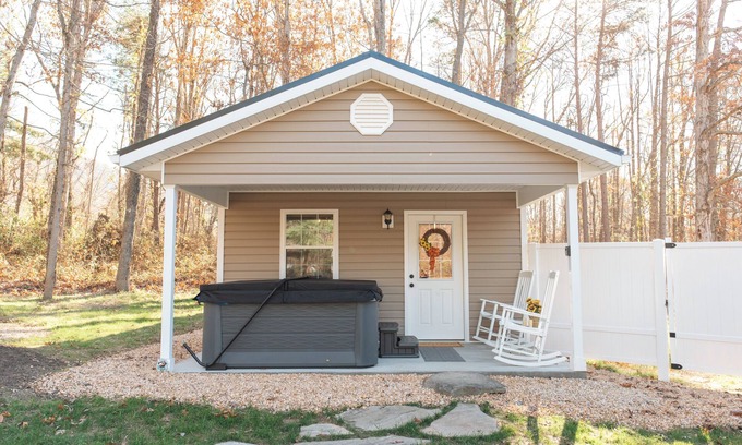 Grottoes Cabin | The Oak Tree House- Firepit, Hot Tub, Mountain Views!